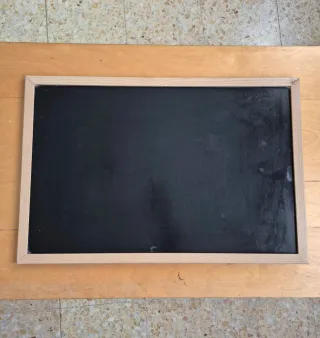 Pizarra negra con marco de madera
