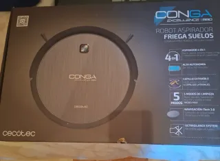 Robot aspirador friega suelos