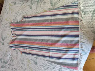 Vestido de tirantes con rayas y borlones