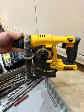 Taladro percutor Dewalt 18V con accesorios