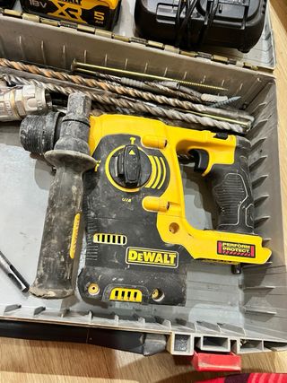 Taladro percutor Dewalt 18V con accesorios