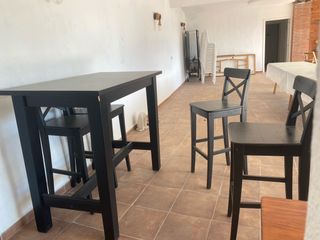 Mesa alta cocina negra y taburetes