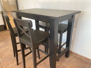 Mesa alta cocina negra y taburetes