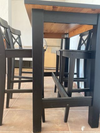 Mesa alta cocina negra y taburetes