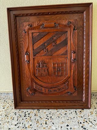 Cuadro de madera tallada escudo