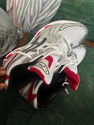 Zapatillas ASICS plateadas, rojas y blancas