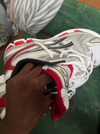 Zapatillas ASICS plateadas, rojas y blancas