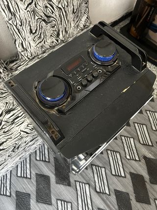 Altavoz grande negro