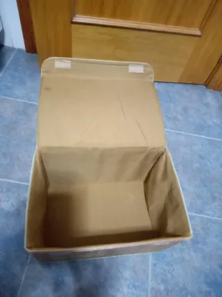 Cesta tejida de mimbre y madera