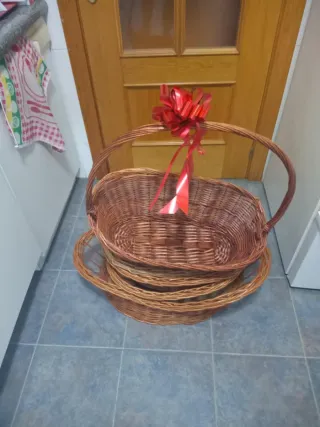 Cesta tejida de mimbre y madera