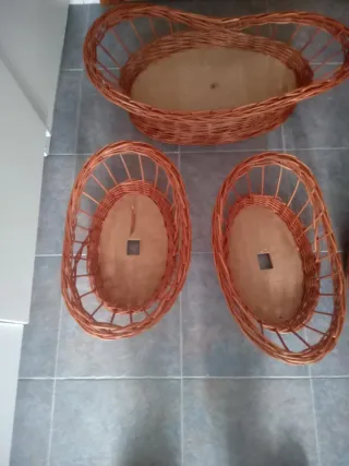 Cesta tejida de mimbre y madera