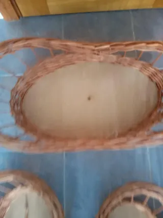 Cesta tejida de mimbre y madera