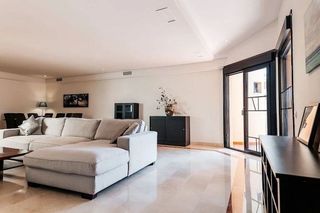 Ático en alquiler en Puerto Banús en Marbella