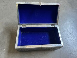 Caja decorativa de metal plateado