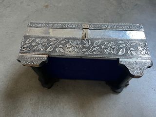 Caja decorativa de metal plateado