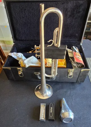 Trompeta marca schilker B1 plateada 3 llaves