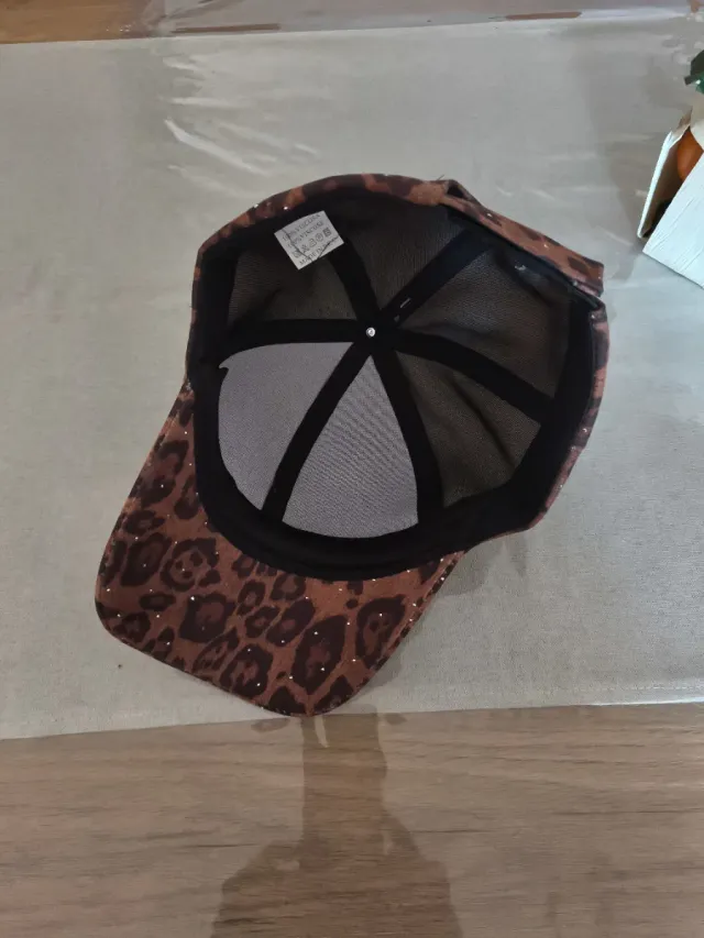 Gorra estilo leopardo con detalles plateados