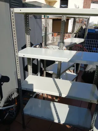 Estantería metálica gris y blanca