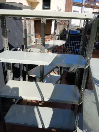 Estantería metálica gris y blanca