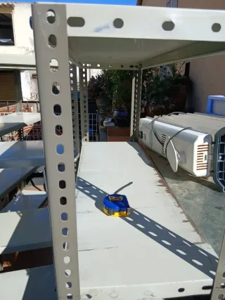 Estantería metálica gris y blanca