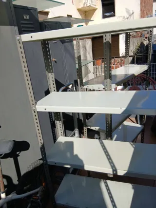 Estantería metálica gris y blanca