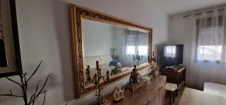 Espejo de comedor dorado con marco de madera