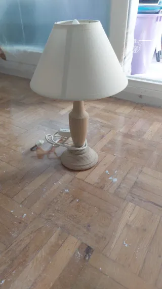 Lámpara de mesita de noche de madera