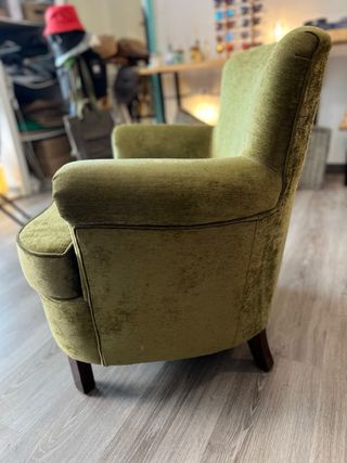 Butaca antigua de terciopelo verde