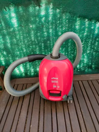 Aspiradora Ufesa Roja 1800W