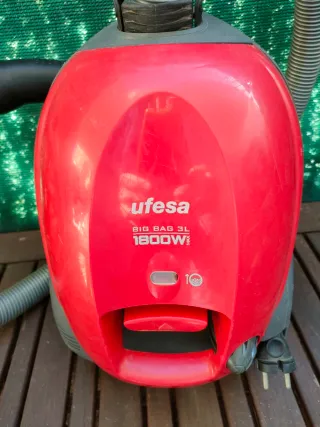 Aspiradora Ufesa Roja 1800W