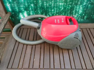 Aspiradora Ufesa Roja 1800W