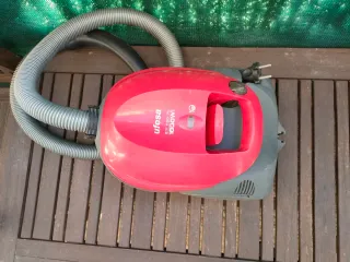 Aspiradora Ufesa Roja 1800W