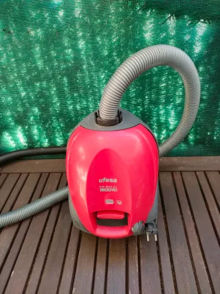 Aspiradora Ufesa Roja 1800W