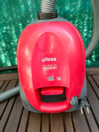Aspiradora Ufesa Roja 1800W