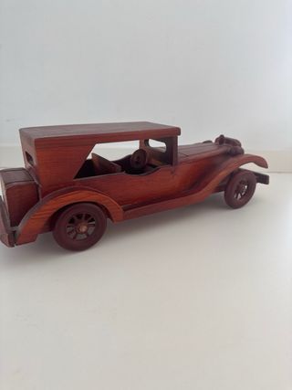 Coche de madera clásico