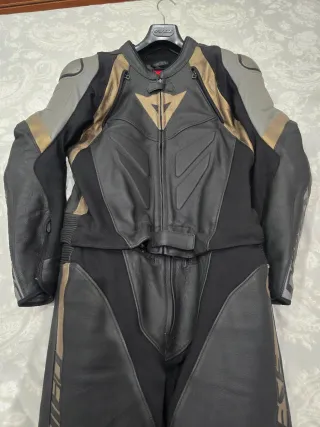 Mono Dainese Avro 4 (2 piezas)