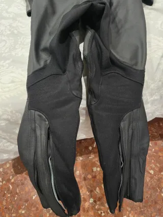 Mono Dainese Avro 4 (2 piezas)
