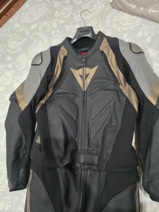 Mono Dainese Avro 4 (2 piezas)