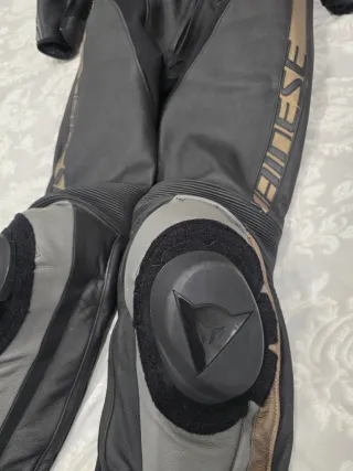 Mono Dainese Avro 4 (2 piezas)