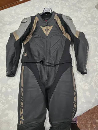 Mono Dainese Avro 4 (2 piezas)