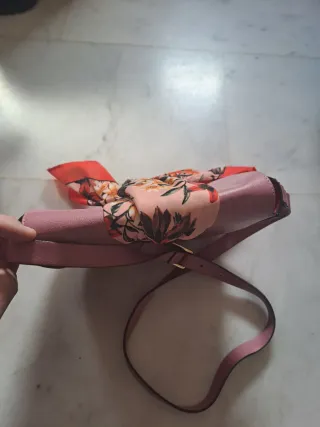 Bolso H&M rosa con pañuelo floral.