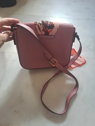 Bolso H&M rosa con pañuelo floral.