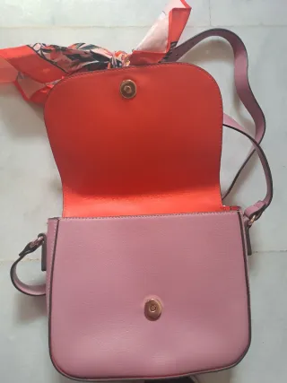 Bolso H&M rosa con pañuelo floral.