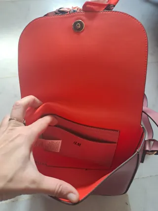 Bolso H&M rosa con pañuelo floral.