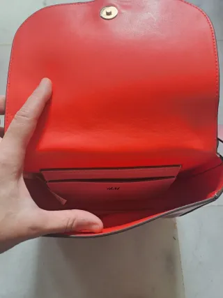 Bolso H&M rosa con pañuelo floral.