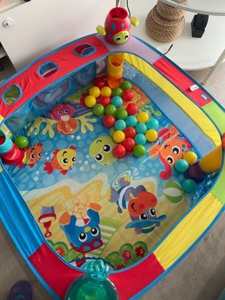 Parque de juegos infantil con pelotas