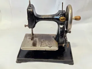 Antigua máquina de coser Little Worker año 1911