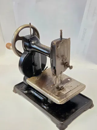 Antigua máquina de coser Little Worker año 1911