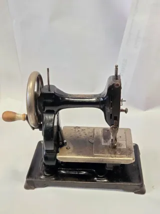 Antigua máquina de coser Little Worker año 1911