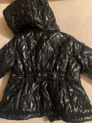 Abrigo voltereta negro con capucha y lazo trasero